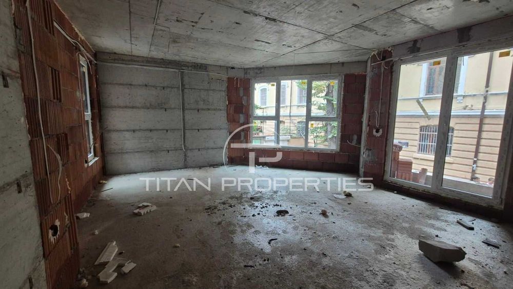 Тристаен апартамент в Центъра