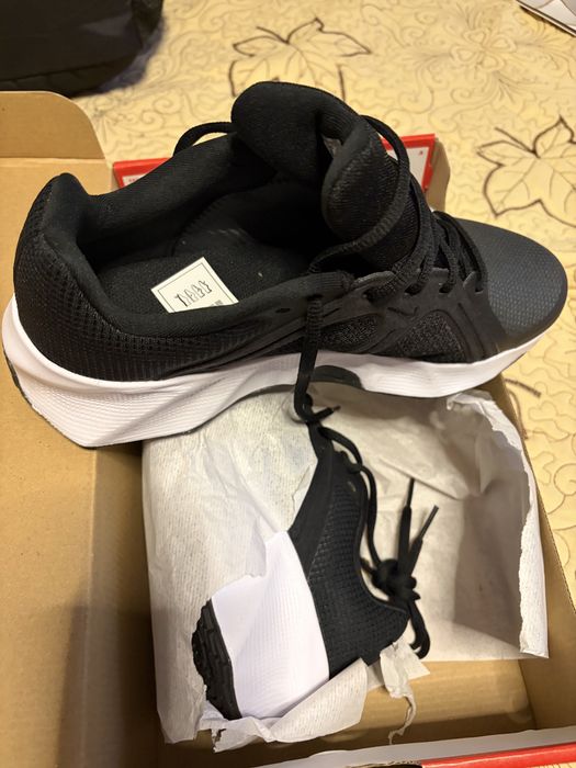 Adidasi nike noi