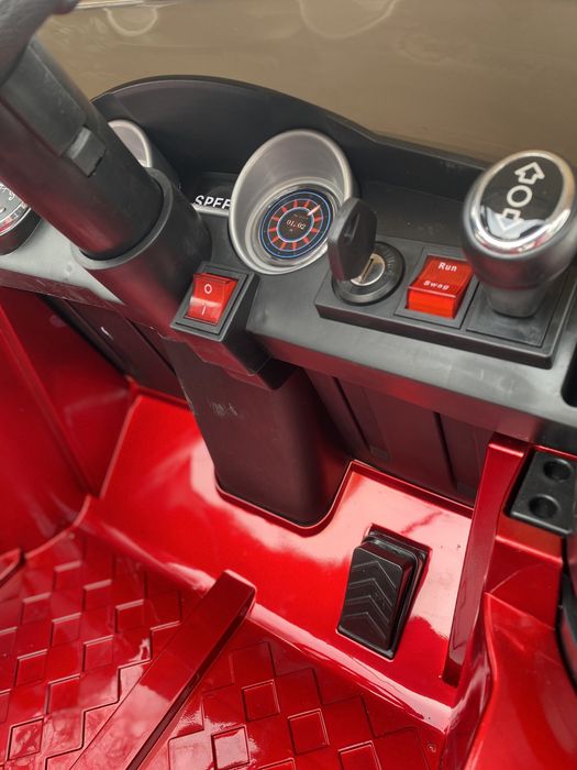 Продам детскую машинку электромобиль