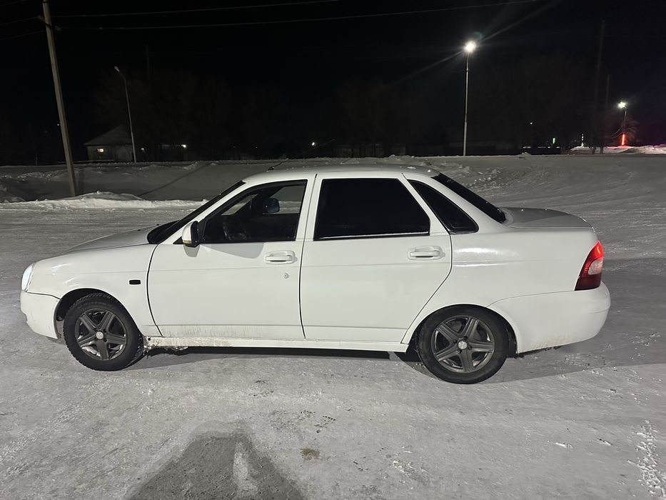 Прира седан белого цвета