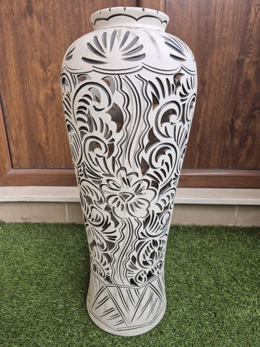 Бяла керамична ваза