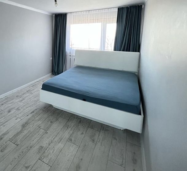 Продам кровать парящаю с матрасом