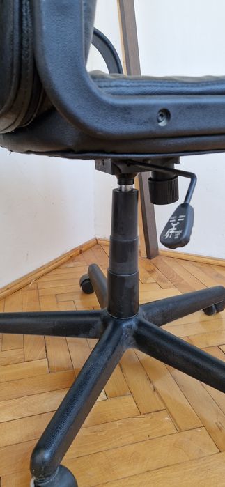 Scaun ergonomic tip director