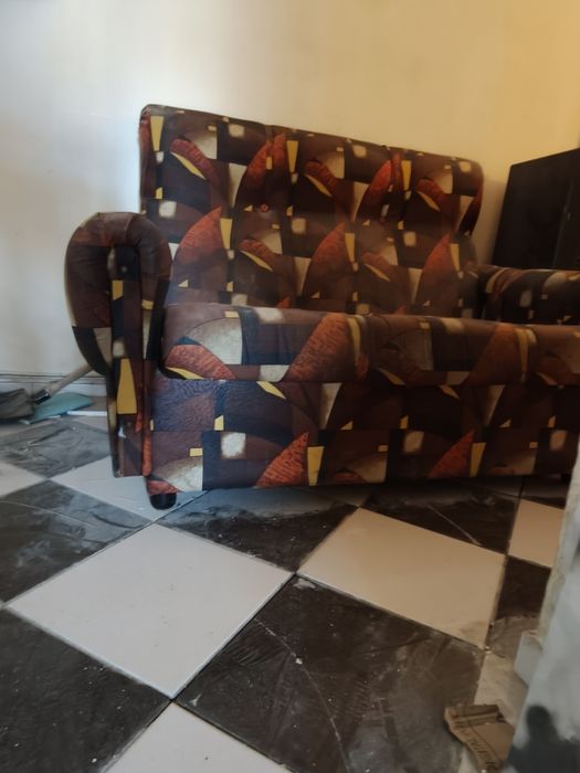 Малък запазен диван