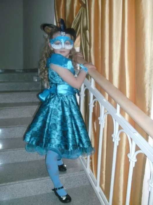 Праздничное платье на 6-8 лет.