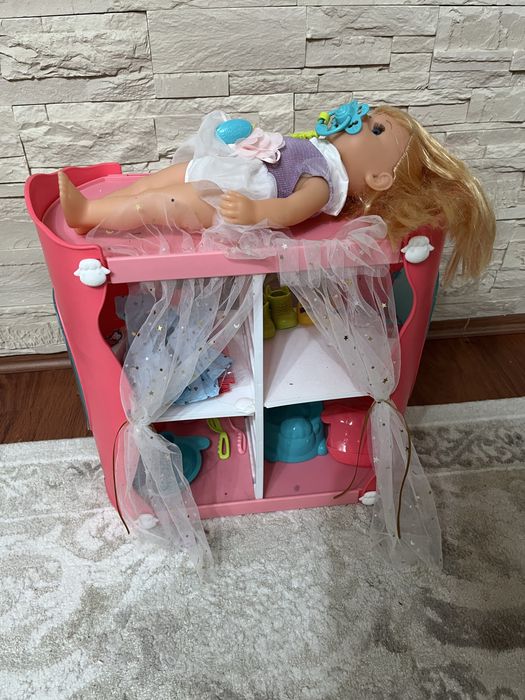 Papusa care vorbeste cu toate accesoriile si casuta ca