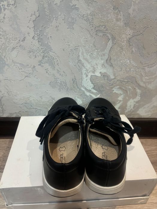 Продам школьные ботинки