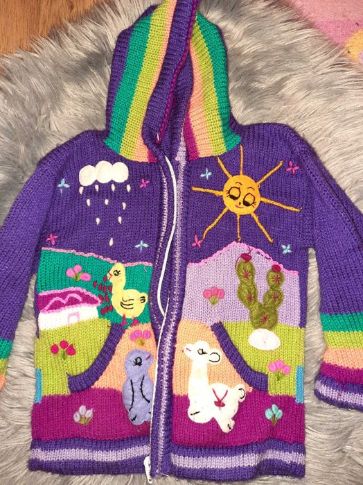 Pulover/jachetă cu gluga si desene lucrat manual