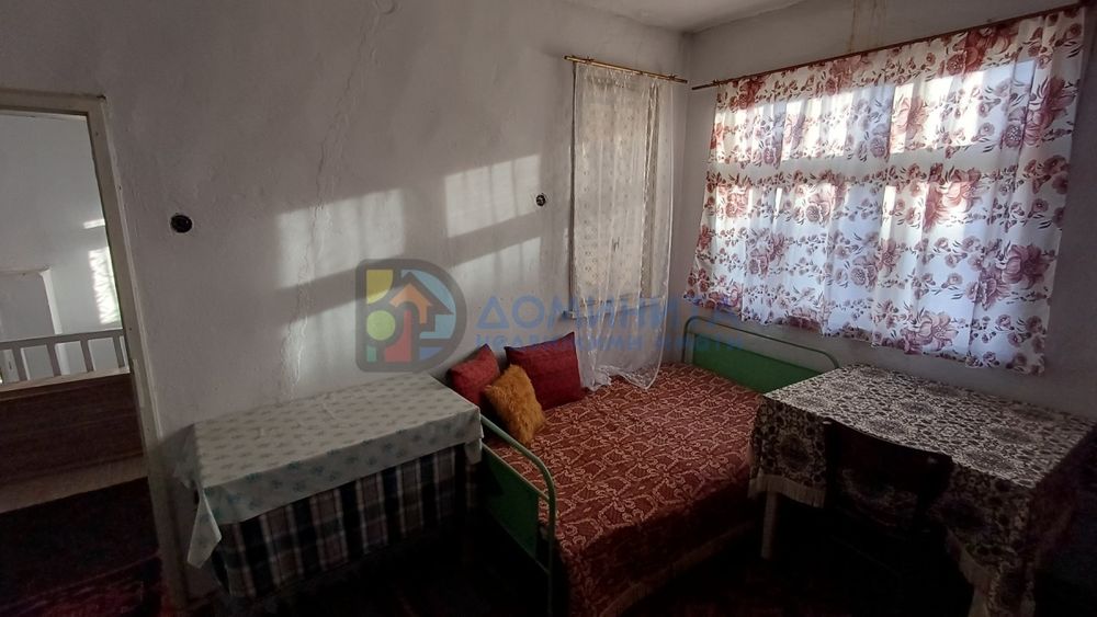 Здрава къща, с голям двор в с. Велика!