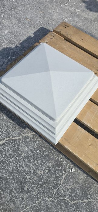 Capace/coame /glafuri/bile de  gard din ciment alb