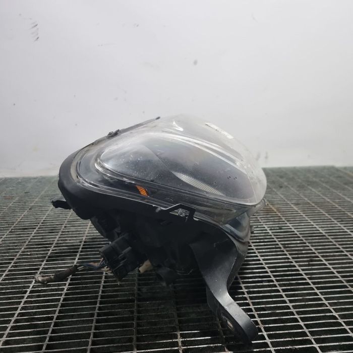 Far Dreapta Dacia Sandero 2 2012 - 2016 Hatchback 4 Usi (1424) Fara xenon 3 CLEME RUPTE