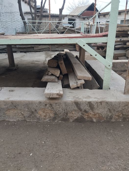 Чёрный потолок. Тахта