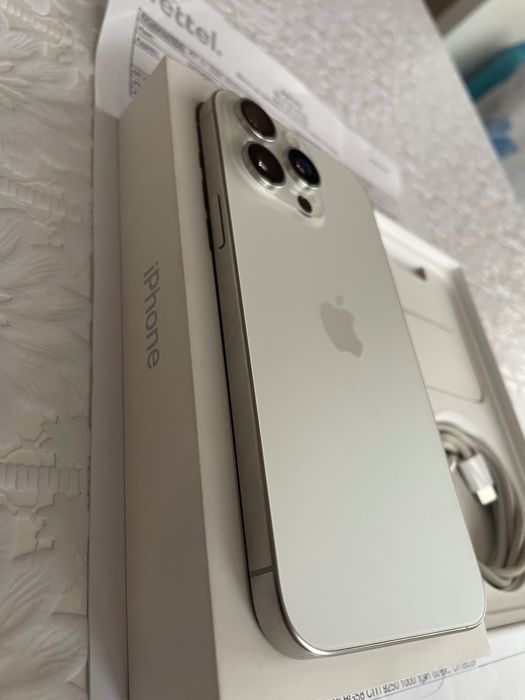 iPhone 15 pro max white titanium 256gb 1год.гаранция.Батерия на 100%!