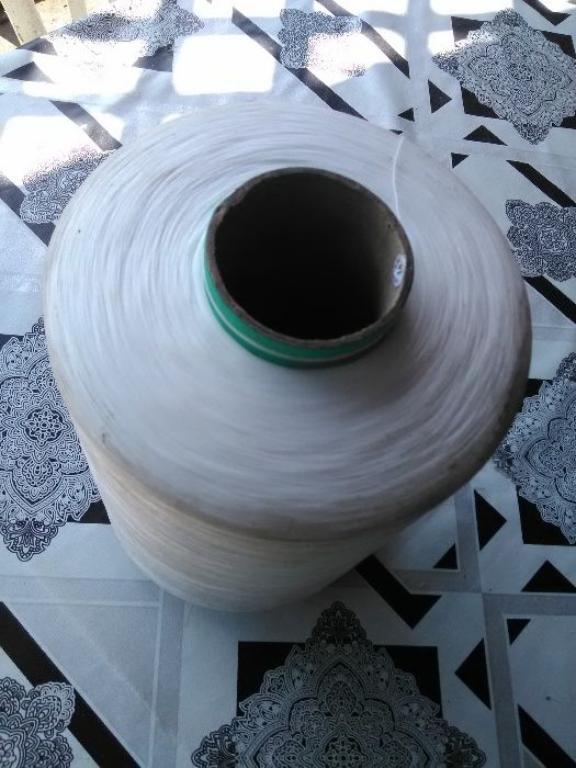 Разпродажба на прежда от коприна на бобини.