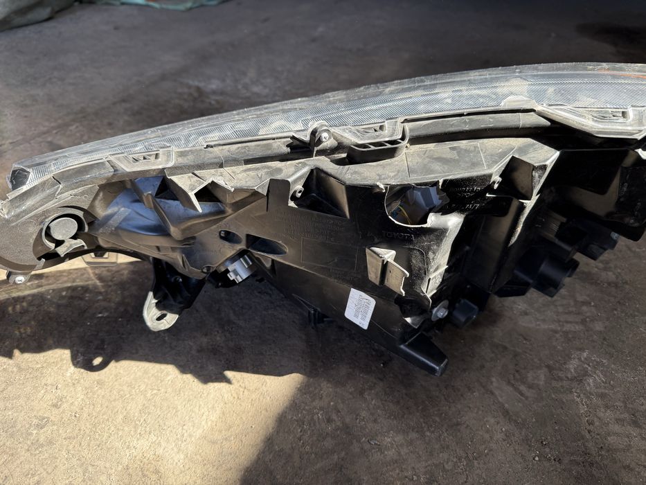 Фара правая Toyota Rav4