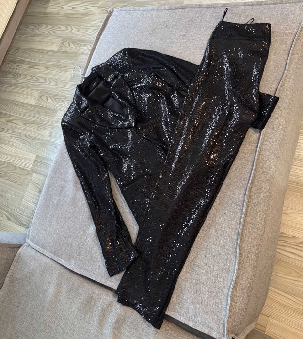 Екстравагантен дамски сет- сако и панталон с блестящ ефект