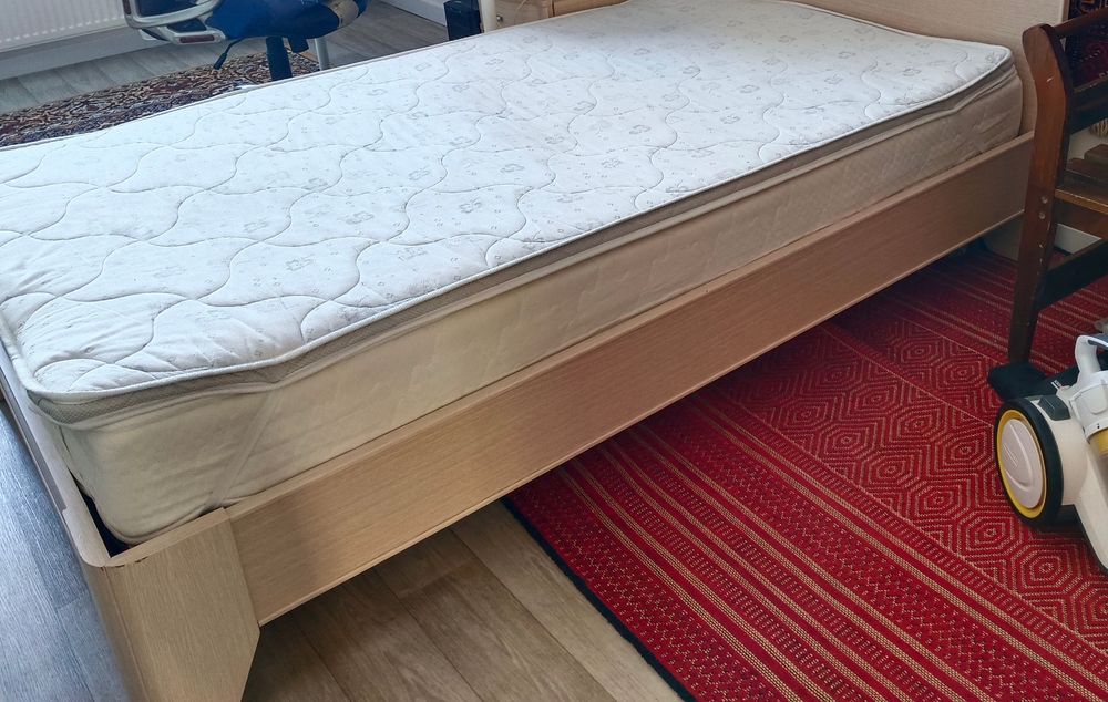 Продается кровать 120 *200