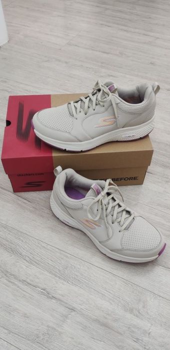 Женские кроссовки американского бренда "Skechers",