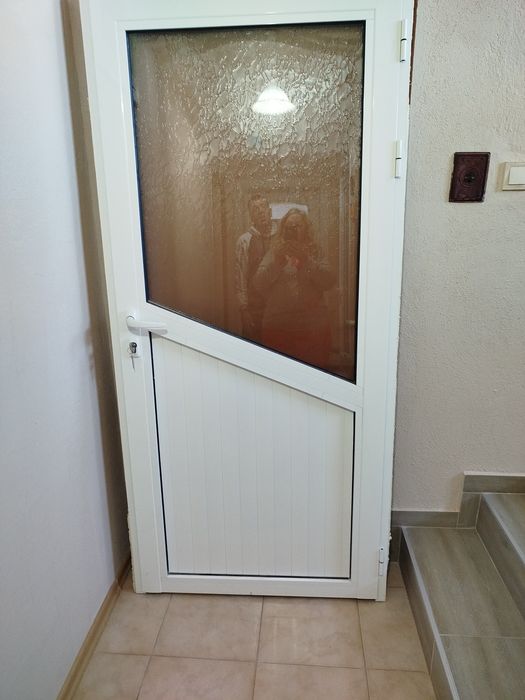 Продам аломиниева врата с каса