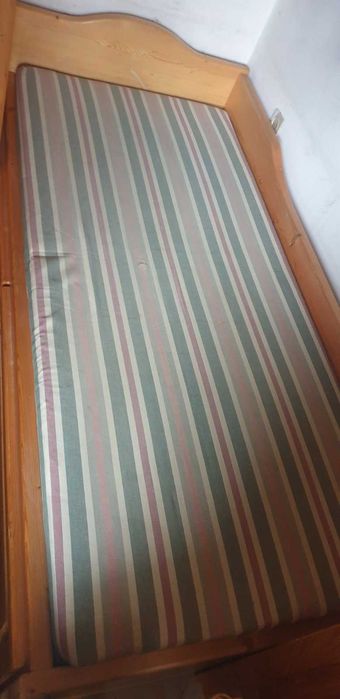 Продавам дървено легло