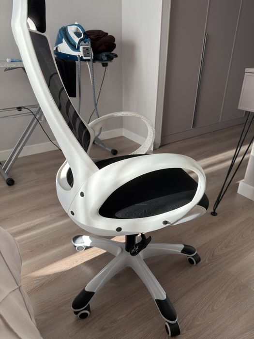 Продам кресло "Tesla White"