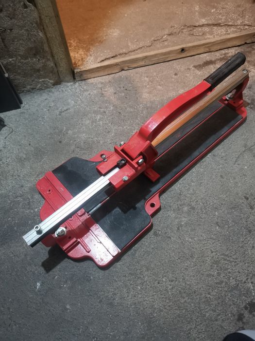 Машина за рязане на плочки.