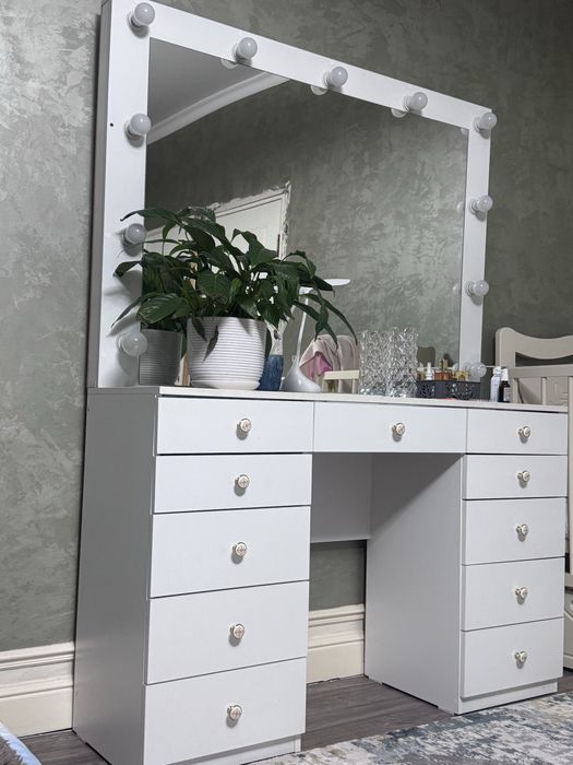 Продам туалетный столик