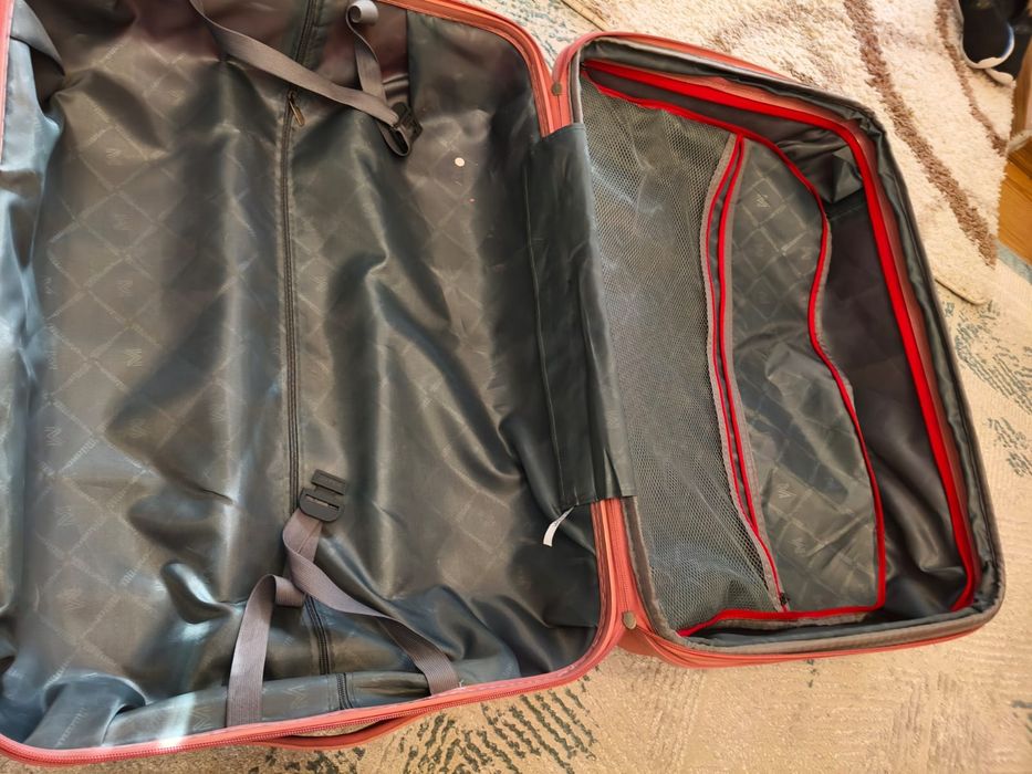 Продам пластиковый чемодан