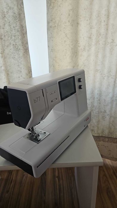 Mașină de cusut profesională Bernette b77