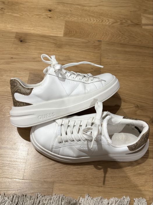 Продавам обувки на Guess