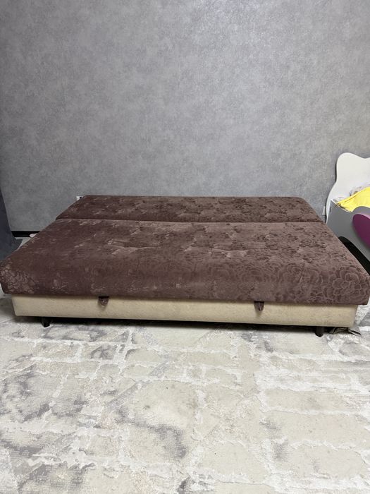 Продам диван тахту в хорошем состоянии.