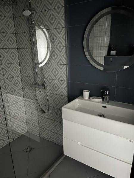 Дава се под наем Двустаен апартамент в Бургас, Славейков - 80 кв.м за 663 € - Снимка #6