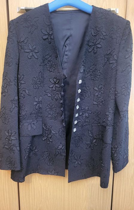 Черно сако на цветя