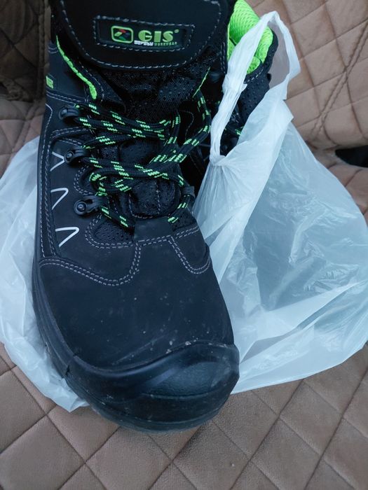 Продается спец обувь