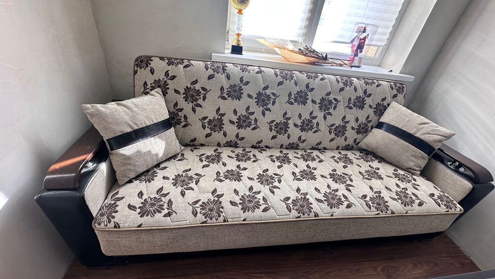 Продам диван с деревянными подлокотниками