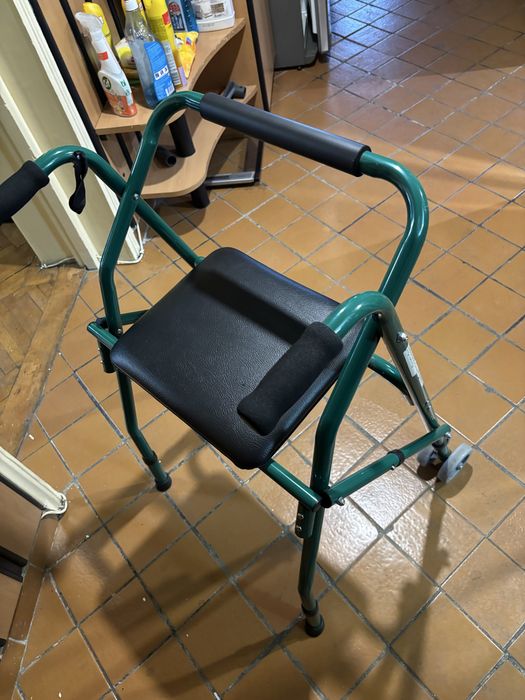 Cadru de mers cu sezut