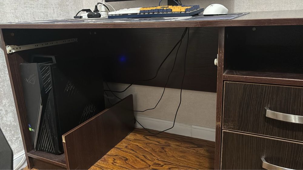 Продается стол очень хорошего качества есть торг х