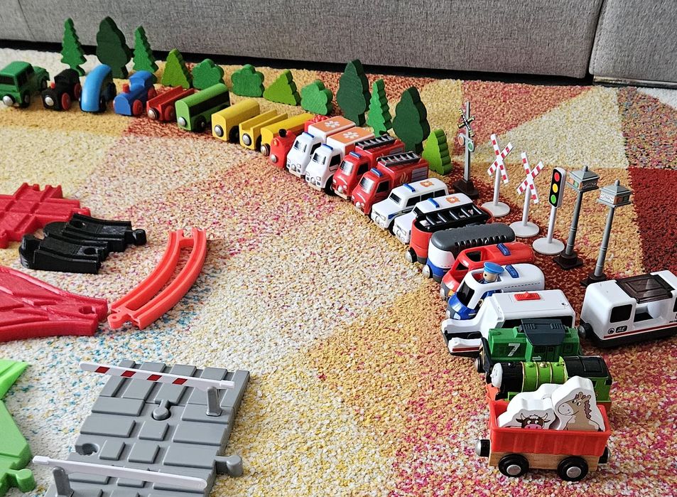 Set trenulet, sine Ikea lemn si plastic, vehicule electrice si manuale