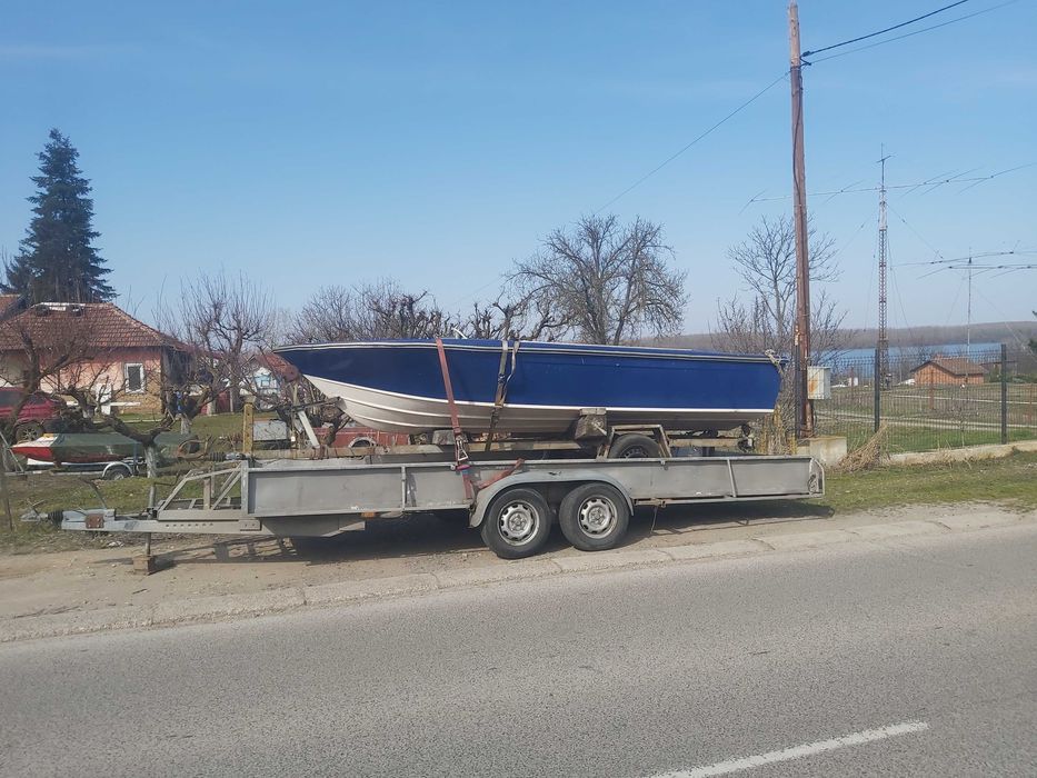 Моторна лодка с мотор и ремарке