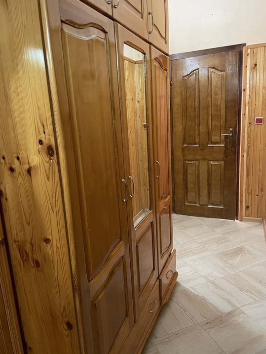 Дървен гардероб от чам