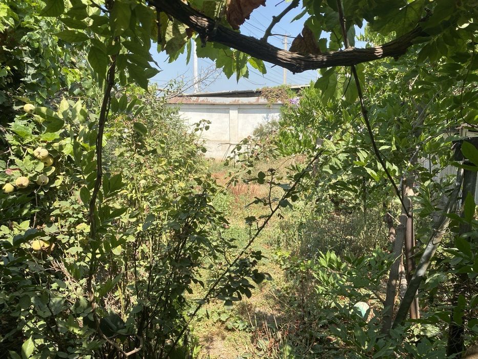 Продаётся  участок в доль  дороги ( угловой)