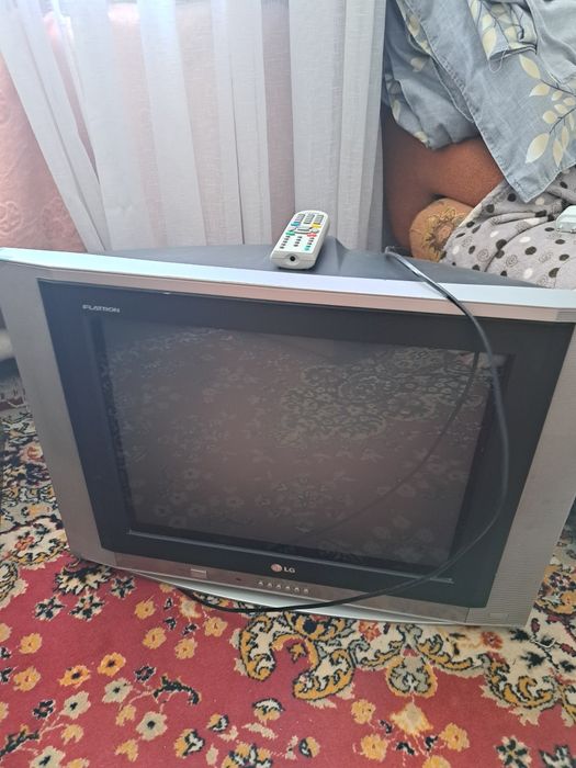 Телевизор LG с пультом