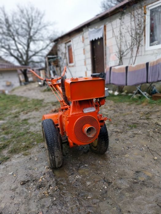 Vând motocultor de 9 cai 5 viteze pret 3200 lei negociabil