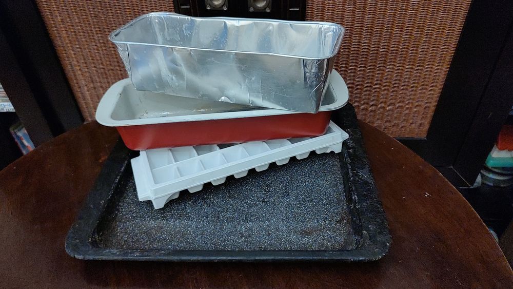 tavă cuptor 37 x 32 cm.+ formă cuburi gheață/ 10 lei.