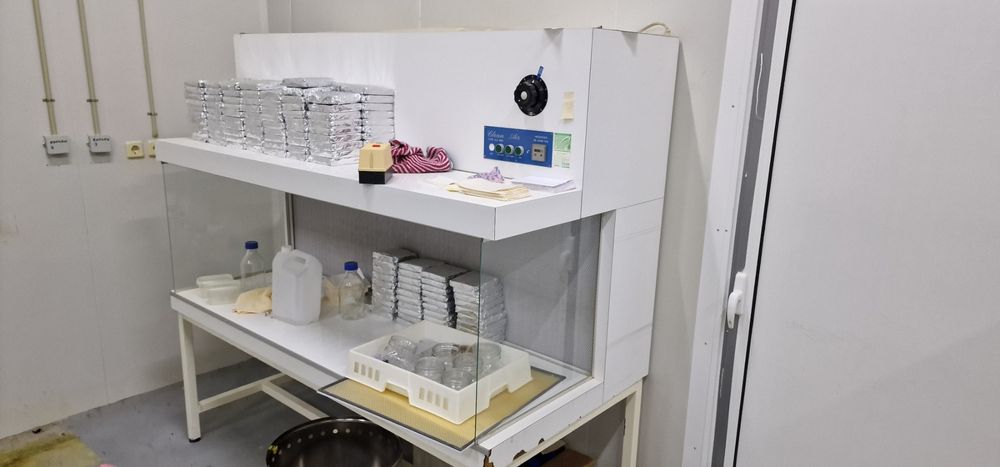 Микробиологичен ламинарен бокс