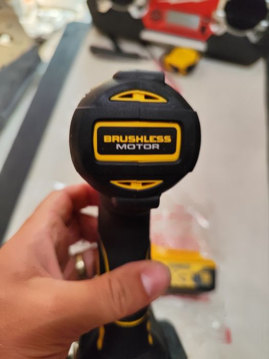 Топ модел акумулаторен импактдрайвър Девалт DeWALT DCF887 + 5Ah