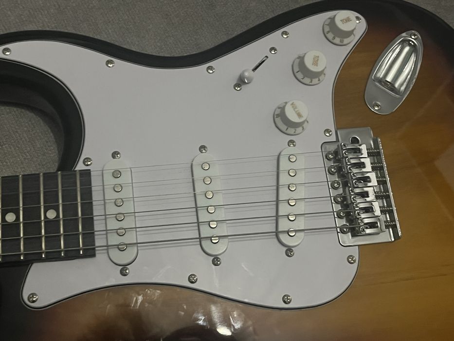 Электрогитара, вместе с комбо-усилителем