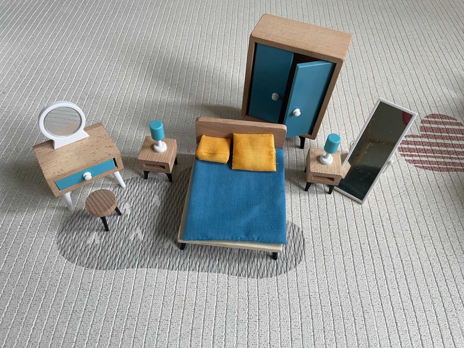 Детска дървена къща за кукли с мебели