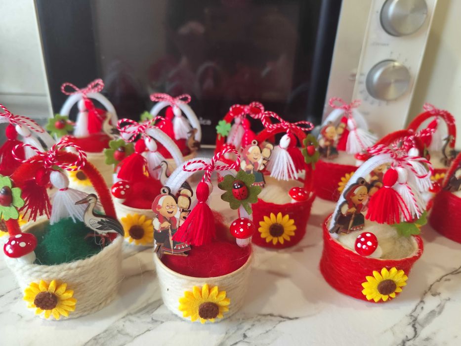 Мартеници сувенирни кошнички