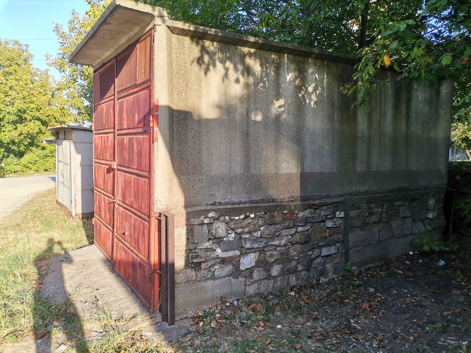 Висок панелен гараж